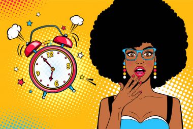 Kadın yüzü Vay. Seksi genç Afro-Amerikan kadın açık ağız ve afro saçlar, parlak makyaj ve zil çalar saat ile şaşırttı. Vektör arka planda pop sanat retro çizgi roman tarzı. Parti Davetiyesi poster.