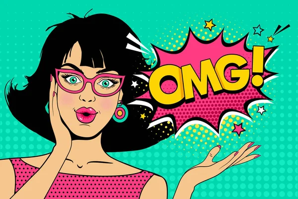 Cara femenina de arte pop. Sexy mujer joven sorprendida en gafas con la boca abierta y pelo negro y OMG! burbuja del habla. Vector fondo brillante en el estilo retro cómic arte pop . — Archivo Imágenes Vectoriales