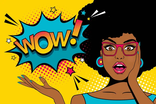 Wow pop art  face. Sexy surprised young african woman with open mouth and afro hairstyle in glasses and Wow speech bubble. Vector colorful background in pop art retro comic style. — Stock Vector