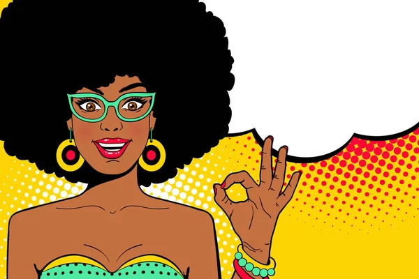 Wow a pop-art-face. Szexi meglepett fiatal afrikai nő, nyitott szájjal, és afro frizura szemüveg mutatja az Ok jele és üres beszéd buborék. Vektor színes háttérrel a pop art comic retró. — Stock Vector