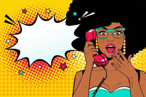 Cara de pop art. Sexy surpreso jovem mulher africana segurando telefone antigo com boca aberta e penteado afro em óculos e Wow bolha de fala. Vector fundo colorido em pop art estilo cômico retro . — Vetor de Stock