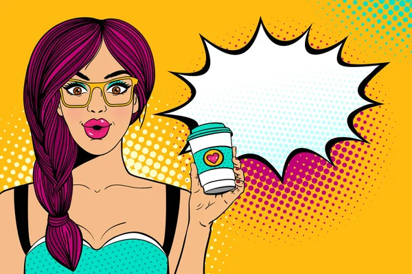 Cara femenina de arte pop. Sexy mujer joven sorprendida en gafas con la boca abierta y pelo rosa sosteniendo café para ir taza y burbuja del habla. Vector fondo brillante en el estilo retro cómic arte pop . — Archivo Imágenes Vectoriales