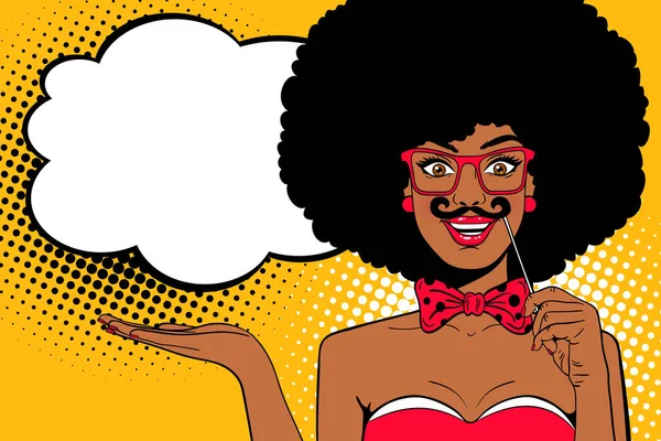 Pop art ansikte. Ung sexig afro amerikansk kvinna med fluga holding mustasch mask i hennes hand leende och tomma pratbubblan. Vektorillustration i komiska retrostil. Holiday part inbjudan affisch. — Stock vektor