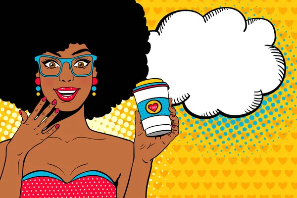 Cara feminina de pop art. Sexy surpreendeu afro-americana mulher negra em óculos com sorriso aberto segurando café para ir caneca e bolha de fala. Vetor fundo brilhante no estilo pop art retro comic . —  Vetores de Stock
