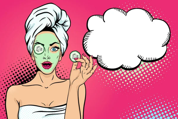 Yüz Vay. Seksi genç kadın ev kadını banyo havlusu ile kozmetik maskesi holding dilim salatalık ve boş konuşma balonu içinde açık ağızlı. Vektör parlak arka planda pop sanat retro komik tarzı. — Stok Vektör