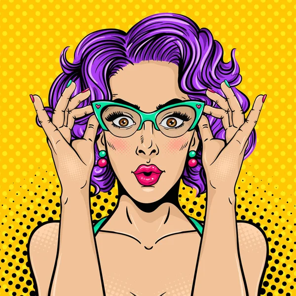 Wow pop art visage féminin. Gros plan de sexy surprise jeune femme avec les yeux grands ouverts, bouche ouverte et cheveux bouclés lumineux tenant ses lunettes. Fond vectoriel coloré dans le style rétro pop art comique . — Image vectorielle