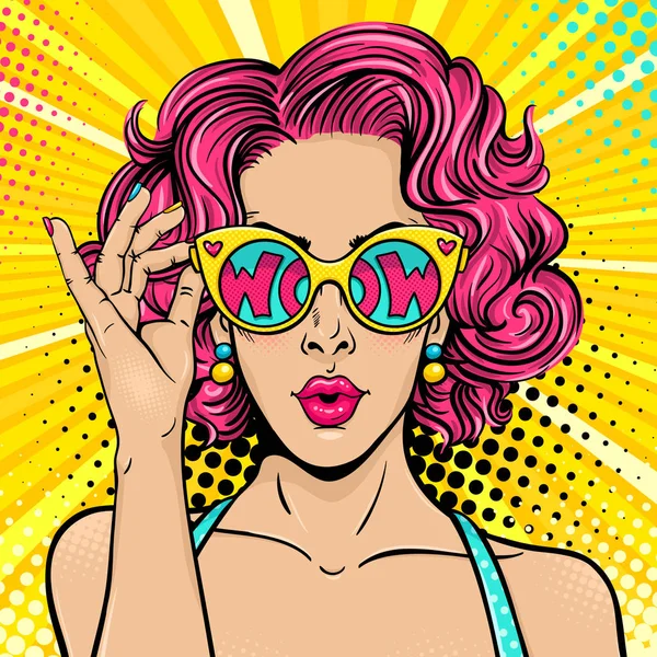 Wow faccia pop art. Sexy donna sorpresa con i capelli ricci rosa e la bocca aperta che tiene gli occhiali da sole in mano con iscrizione wow in riflessione. Vettoriale sfondo colorato in stile pop art retrò comico . — Vettoriale Stock