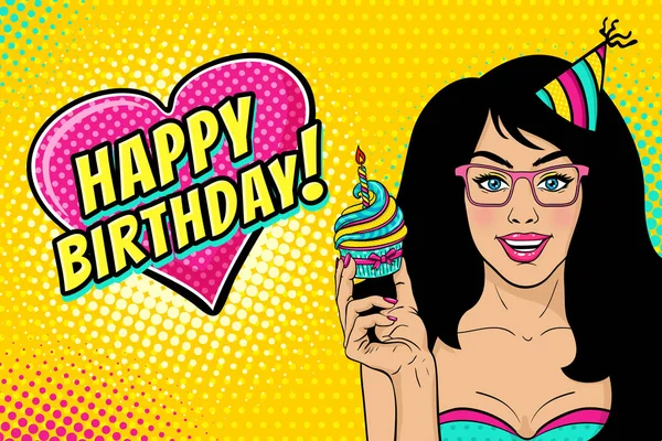 Szexi nő szemüveg és születésnapi sapka, hosszú, fekete haj, nyissa meg a mosoly, fényes cupcake a kezét, és boldog születésnapot beszéd buborék. Vector háttér a pop art comic retró. Meghívó-gyerekzsúr. — Stock Vector