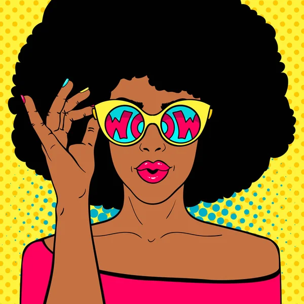 Вау, поп-арт обличчям. Сексуальна здивована чорна жінка з афро волоссям і відкритим ротом тримає сонцезахисні окуляри в руці з написом вау у відображенні. Векторний барвистий фон у поп-арт ретро-коміксі . — стоковий вектор