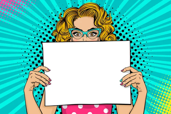 Wow vrouwelijke gezicht. Sexy jonge blonde vrouw met open ogen in glazen houden leeg bord voor uw aanbod. Vector kleurrijke achtergrond in popart retro komische stijl. Uitnodiging voor feestje-poster. — Stockvector