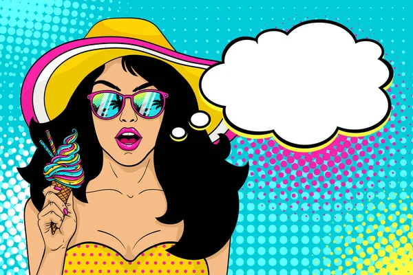 Cara femenina. Sexy chica sorprendida en sombrero y gafas de sol con la boca abierta sosteniendo helado brillante en su mano y burbuja del habla en medio tono. Fondo de verano vectorial en el estilo retro cómic del arte pop . — Vector de stock