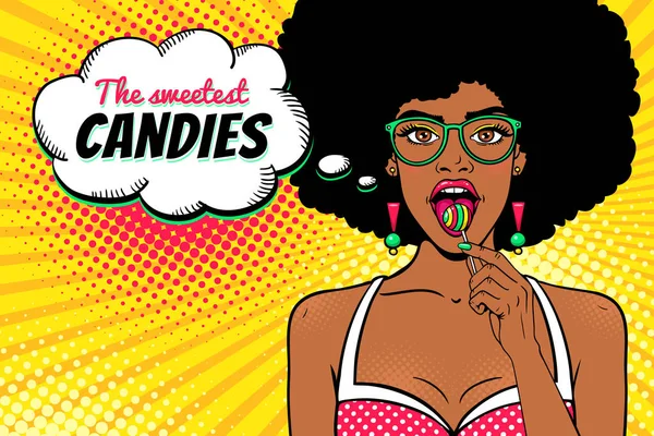 Wow wajah perempuan. Gadis afrika seksi berkacamata dengan rambut afro, mulut terbuka, lolipop cerah di tangannya dan The sweetest Candies speech bubble. Latar belakang vektor dalam gaya komik retro seni pop . - Stok Vektor