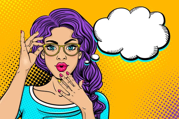 Kadın yüzü Vay. Gözlüklü seksi sürpriz genç kadın açık ağız ve parlak kıvırcık saç ve boş konuşma balonu. Vektör renkli arka planda pop sanat retro çizgi roman tarzı. Parti Davetiyesi poster.