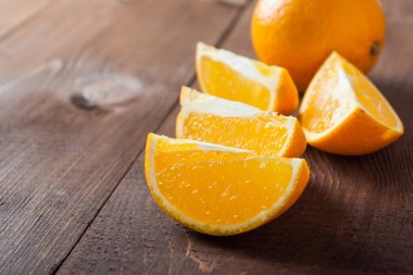 Masanın üzerinde turuncu ve portakal dilimleri.