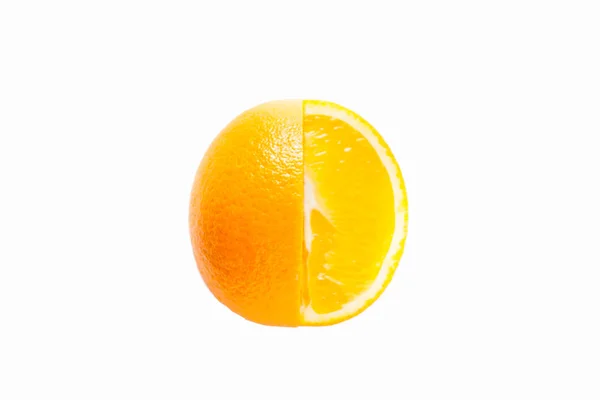 Orange med skivor på en vit bakgrund. — Stockfoto