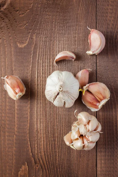 Knoblauch auf einem Holztisch. — Stockfoto