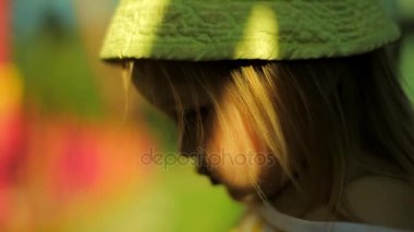 Güneşli bir günde küçük güzel kız ile sevimli yuvarlak yanakları ve dolgun dudaklar kadar yan görünüm portre kapatın