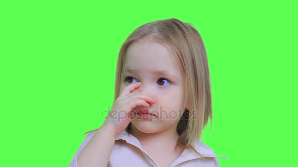 Senny, mała dziewczynka, zbieranie jej oczy i co niezadowolony twarz na tle zielonego ekranu — Wideo stockowe