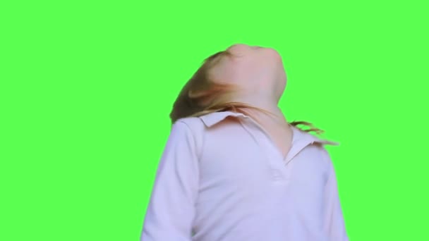 Petite fille drôle dansant avec la tête et levant les mains sur l'écran vert — Video