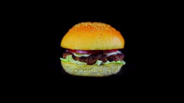 Siyah arka plan üzerine güzel lezzetli bira Burger döner