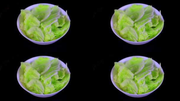 Cuatro placas con ensalada giran sobre el fondo de Copyspace negro — Vídeo de stock