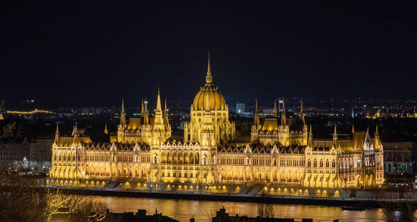 Здание парламента в Будапеште ночью
