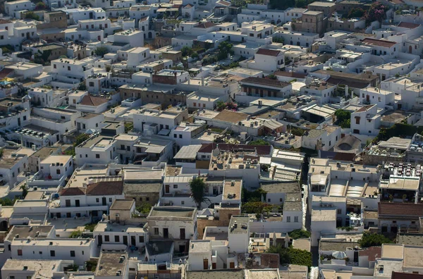 Lindos kuş bakışı beyaz çatılarda