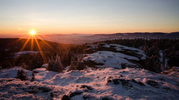 Pôr do sol nas rochas de inverno — Fotografia de Stock