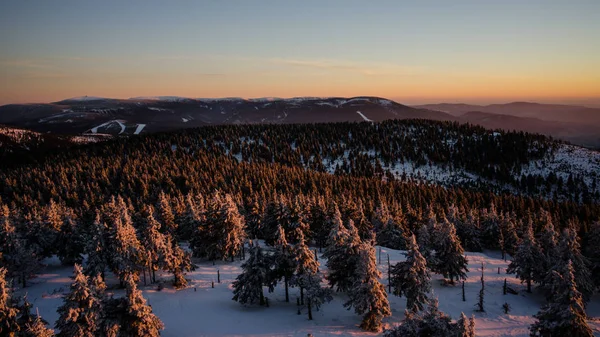 Tramonto sulle colline invernali — Foto Stock