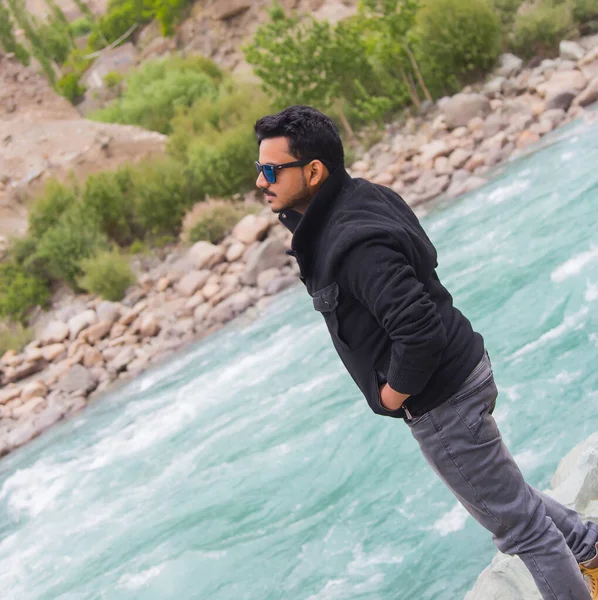 Joven hombre asiático turista en bosque de montaña en la orilla del río — Foto de Stock