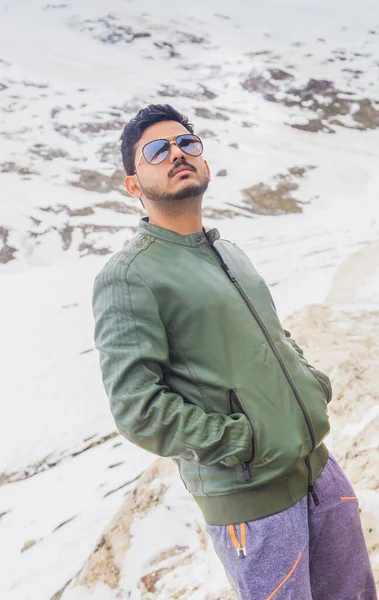 Retrato de cerca de un hombre indio feliz con chaqueta de invierno y gafas de sol . — Foto de Stock