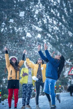 Hindistan 'da kış tatilinde ilk kar yağışının keyfini çıkaran mutlu Hintli kadın..