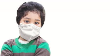 Covid-19 Coronavirus ve Hava kirliliği pm2.5 konsepti. Korunmak ve Corona virüsü salgınını durdurmak için maske takan küçük Hintli bebek. Beyaz arkaplanda kes