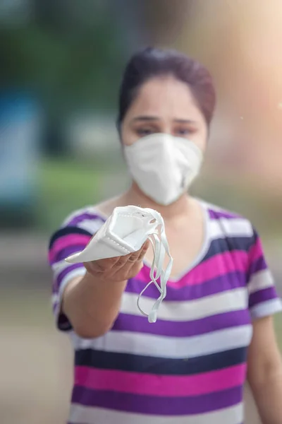 Beautiful Indian Woman Holding Pollution Mask Utomhus För Att Skydda — Stockfoto