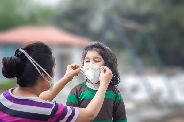 Covid Coronavirus Und Luftverschmutzung Pm2 Konzept Kleine Indische Baby Mädchen — Stockfoto