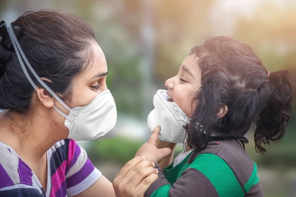 Covid Coronavirus Und Luftverschmutzung Pm2 Konzept Kleine Indische Baby Mädchen — Stockfoto