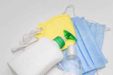 El antibakteriyel antiseptik jel, yüz maskesi, siyah arka planda lastik eldivenler. Coronavirus Hastalığı - Covid-19 Önleme ve Sağlık Koruma Konsepti