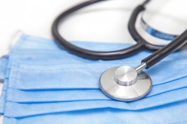 Roman Coronavirus COVID-19-Stethoscope ve tıbbi solunum maskesi. Çin Corona virüsü salgını, Orta Doğu Solunum Sendromu Coronavirüs.