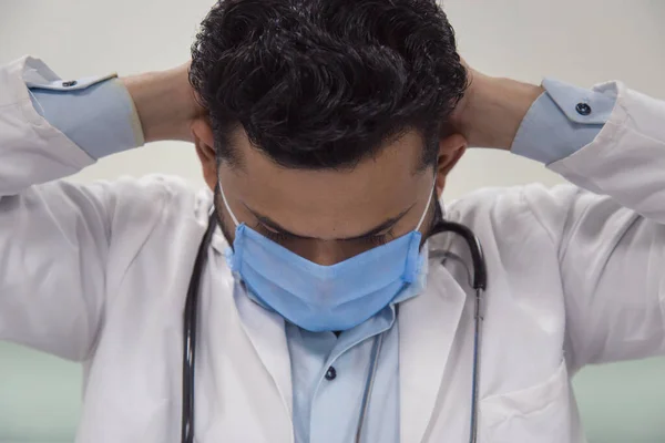Desperat Läkare Håller Upp Huvudet Med Handen Begreppet Stress Och Stockfoto
