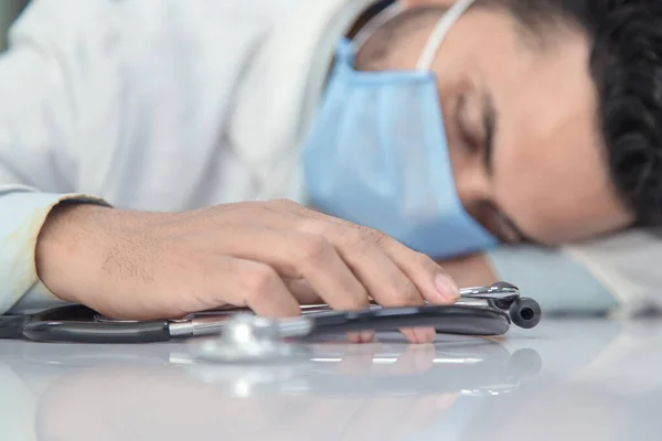 Koronavirus Covid Pandemie Unavený Vyčerpaný Doktor Uniformě Spí Těžké Službě — Stock fotografie