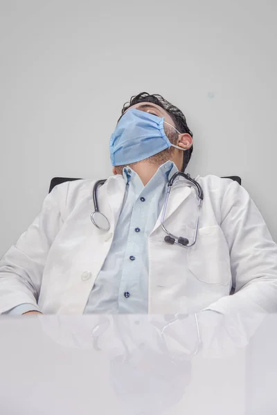 Coronavirus Covid Pandemi Trött Utmattad Läkare Uniform Sover Sjukhus Skrivbord Stockbild