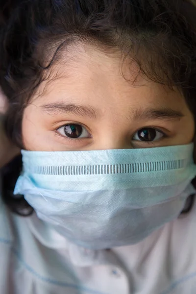 Großaufnahme Eines Indischen Mädchens Das Die Maske Trägt Sich Selbst — Stockfoto