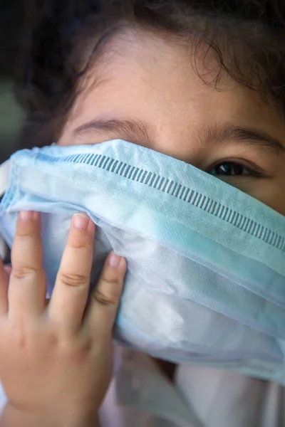 接近印度女婴戴着口罩 以保护自己免受病毒和空气污染的侵害 用口罩预防 减少Coronavirus Covid 19病毒从人类传染给人类 — 图库照片