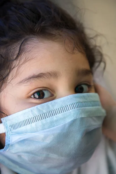ウイルスや大気汚染から身を守るためにマスクをしたインドの赤ん坊の女の子を閉じます ヒトからヒトへのコロナウイルスCovid 19発生の拡散を減らすためのマスクによる予防 — ストック写真
