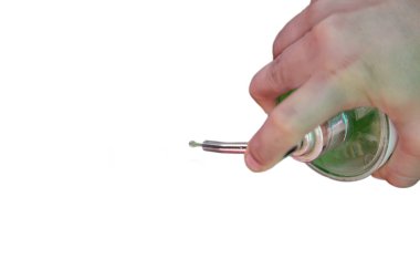 Küçük kıza alkol spreyi sıkan bir kadın. Anne ve kızı el dezenfektanı kullanıyor. Ellerindeki koruma mikropları Covid-19 salgını. Corona virüsü, evde kal.