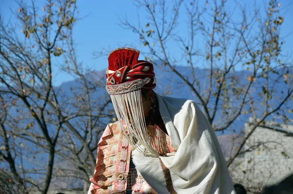 Veiled Groom outdoor in Himachal — Stock Photo, Image