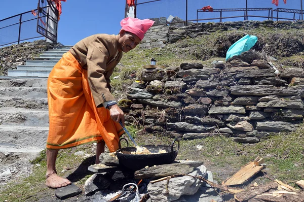 Muž Příprava halwa poori(puri) venku — Stock fotografie