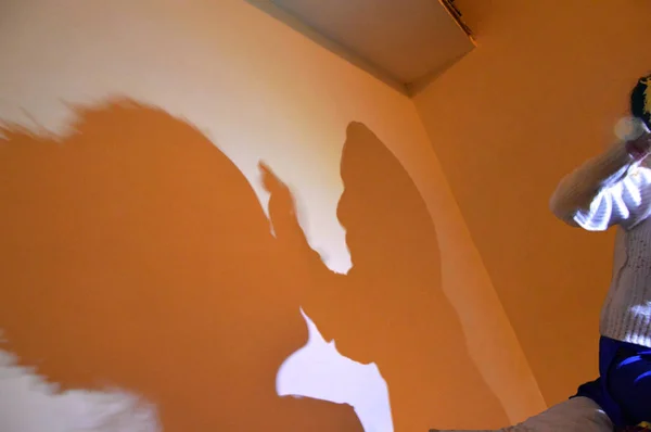 İş yerinde bir makyaj sanatçısı silüeti gölge.