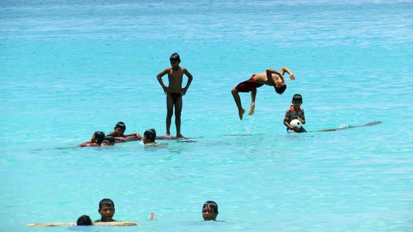 çocuklar denizde oyun.