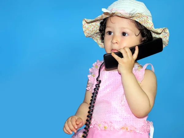 Telefonda konuşurken iki yaşında bir kız